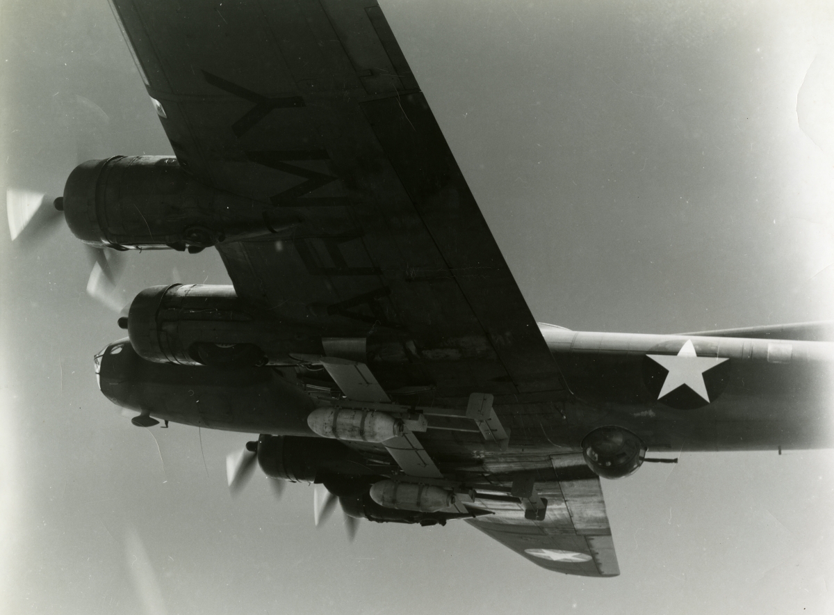 Florida Memory - B-17 With Two GB-1 "Grapefruit Bombs" At Eglin Field.