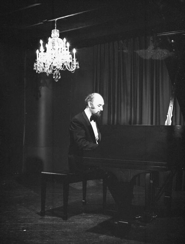 Florida Memory Concert Pianist Yehuda Guttman Playing At The Red