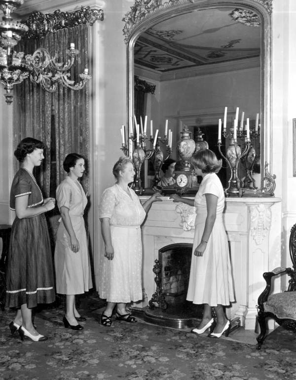 Florida Memory - Women touring the Goodwood plantation 