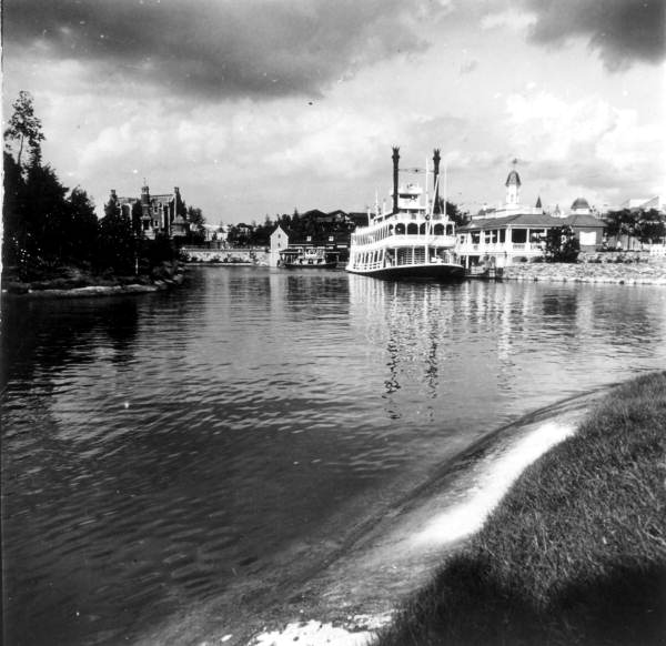 florida-memory-steamboat-at-disney-world-orlando-florida