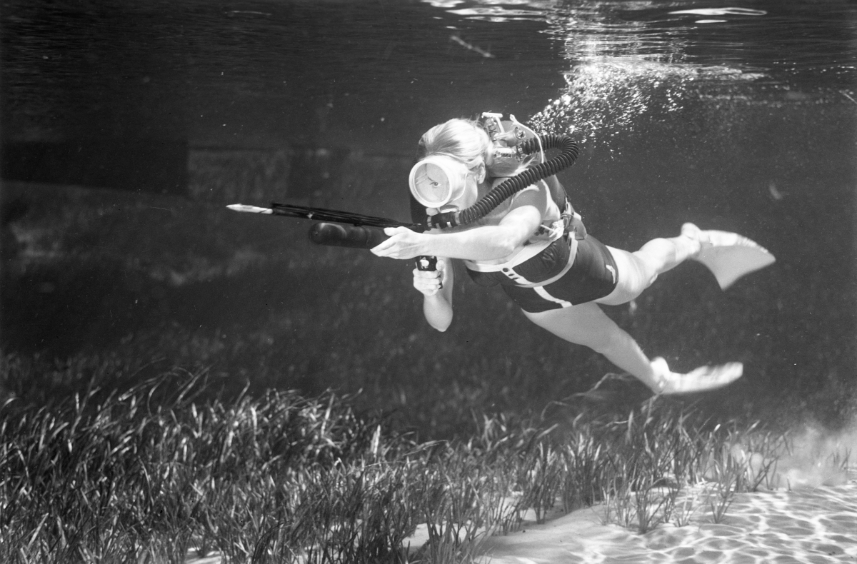 florida-memory-ginger-stanley-underwater-with-a-speargun-at-silver