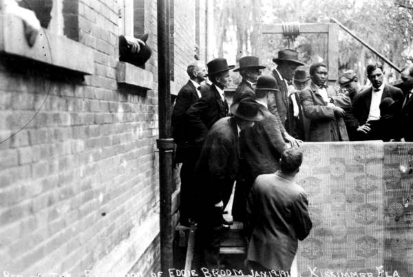 Execution of Eddie Broom outside Osecola County courthouse - Kissimmee, Florida