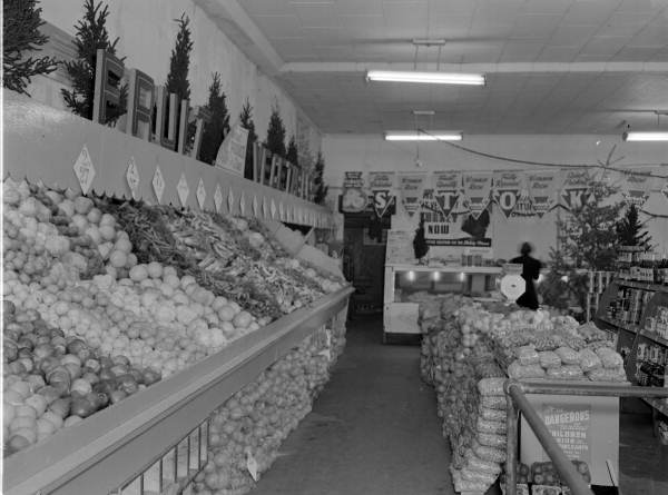 Florida Memory - View of Christmas decorations in the produce section