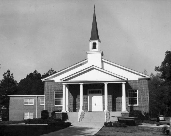 Florida Memory - View of the Thomasville Road Baptist Church during fire in the back ...